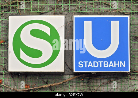 S - und U-Bahn, s- und u-Bahn Zug Schilder am Bahnhof Stuttgart-Vahingen, Stuttgart, Baden-Württemberg Stockfoto