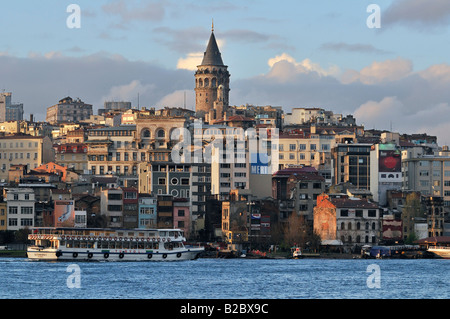 Blick auf den Galata-Turm auf das Goldene Horn, Istanbul, Türkei Stockfoto