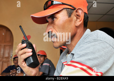 Katastrophenschutz, Frühwarnsystem, Mann mit einem Radio Sender, Somotillo, Chinandega, Nicaragua, Mittelamerika Stockfoto
