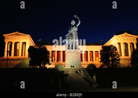 Bavaria-Statue von Ludwig von Schwanthaler vor Leo von Klenze Volkskraft, Hall Of Fame auf der Theresienwiese, München, Stockfoto