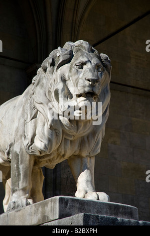 Löwe Skulptur vor Feldherrnhalle, Field Marshall Hall, München, Upper Bavaria, Bavaria, Germany Stockfoto