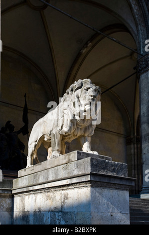 Löwe Skulptur vor Feldherrnhalle, Field Marshall Hall, München, Upper Bavaria, Bavaria, Germany Stockfoto