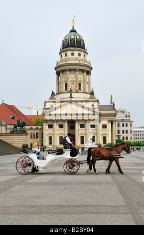 Pferdekutsche vor dem französischen Dom am Gendarmenmarkt, Berlin, Deutschland, Europa Stockfoto