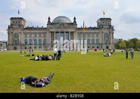 Touristen auf dem Platz der Republik vor dem Reichstag, deutsche Parlamentsgebäude, Berlin, Deutschland, Europa Stockfoto