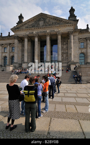 Besucher-Schlange vor dem Eingang in den Reichstag, das Parlamentsgebäude, Berlin, Deutschland, Europa Stockfoto