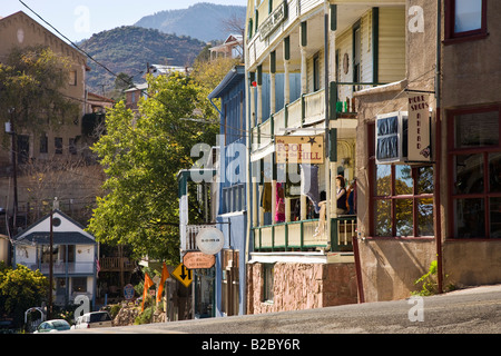 USA Arizona Jerome Former Kupferbergbau Stadt jetzt nur leicht gefüllt und vor allem eine Künstlerkolonie Stockfoto