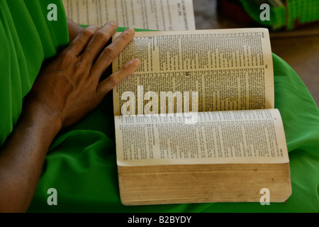 Hymn Book, während eines Gottesdienstes, Madang, Papua-Neu-Guinea, Melanesien Stockfoto