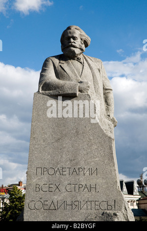 Denkmal für Karl Marx mit politischer Slogan "Workers of the World unite!" im Theater Platz Moskau Russland Stockfoto