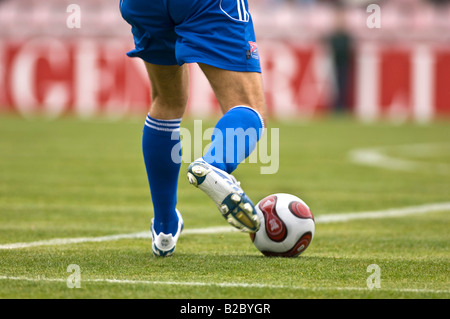 Football-Spieler kurz vor den Ball, SpVgg Unterhaching, Unterhaching, Bayern, Deutschland, Europa Stockfoto