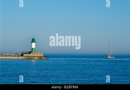 Leuchtturm auf der äußeren Mole Sassnitz Hafen, Segeln, Boot, Insel Rügen, Mecklenburg-Vorpommern, Deutschland, Europa Stockfoto