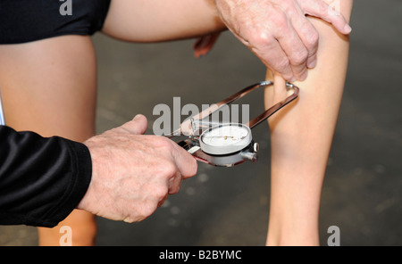 Messung Körperfettanteil mithilfe Bremssättel zur Messung skin-fold Dicke, Ulm, Baden-Württemberg, Deutschland Stockfoto