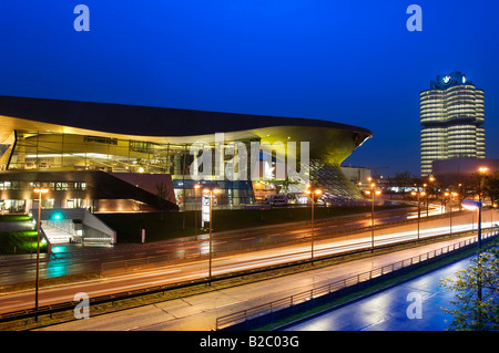 Neu gebaute BMW Welt Showroom bei Nacht, Munich, Bavaria, Germany, Europe Stockfoto