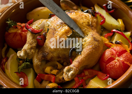 Gebratenes Huhn in einem Topf mit Tomaten, Kartoffeln, Rosmarin Stockfoto