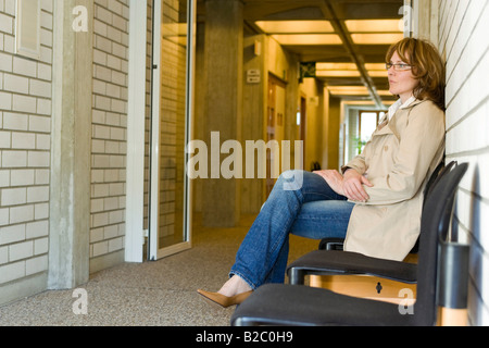 Frau, einsam, Scheidung, Gericht, Gang, warten Stockfoto