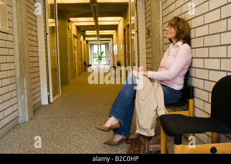 Frau, einsam, Scheidung, Gericht, Gang, warten Stockfoto