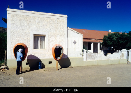Mann am Kiosk ein Outdoor-Handy telefonieren, Bauernhof Unterkünfte, große Karoo Halbwüste Region, Provinz Westkap, Süd Afrika, A Stockfoto