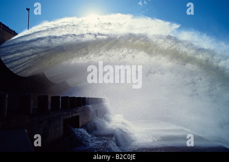 Wasser aus einem Reservoir Damm, reißender Strom schießen in einem großen Bogen aus einem großen Rohr, Oranje River, Kap-Provinz Stockfoto