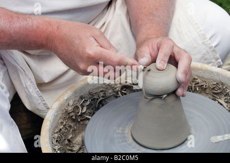 Hände eines Töpfers drehen ein Tongefäß auf einer Töpferscheibe, traditionelles Handwerk Markt, Flachsmarkt Burg Linn, Krefeld, L Stockfoto