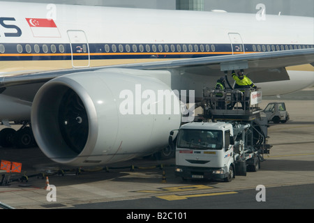 Ein Verkehrsflugzeug Nachtanken während seinem Erlaß über (Frankreich). Le Ravitaillement En Carburant d ' un Avion de Ligne À l ' Escale (Frankreich). Stockfoto