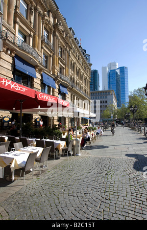 Restaurants in der Sonne am Opernplatz-Platz, Frankfurt am Main, Hessen, Deutschland, Europa Stockfoto