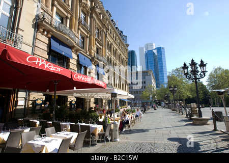 Restaurants in der Sonne am Opernplatz-Platz, Frankfurt am Main, Hessen, Deutschland, Europa Stockfoto