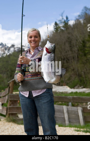 Eine fangfrische Regenbogenforelle (Oncorhynchus Mykiss) hängen an einem Stab, Steiermark, Österreich, Europa Stockfoto