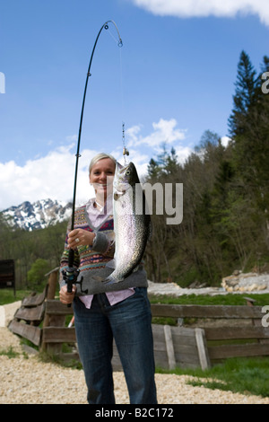 Eine fangfrische Regenbogenforelle (Oncorhynchus Mykiss) hängen an einem Stab, Steiermark, Österreich, Europa Stockfoto