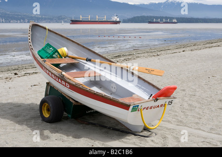 Jericho Beach Park mit Rettungsboot, Öltanker, Skyline von Vancouver in den Rücken, Britisch-Kolumbien, Kanada, Nordamerika Stockfoto