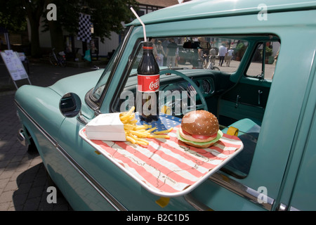 Plymouth Savoy vier 1955, mit einem Tablett, hängen das Fenster mit einem Hamburger, eine Flasche Cola und Pommes frites, Dreieich, Hess Stockfoto