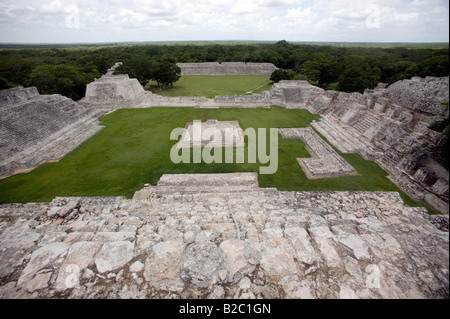 Die Gran Akropolis aus dem Edificio de Los Cinco Pisos in der Maya-Ausgrabungsstätte von Edzna, Yucatan, Mexiko Stockfoto