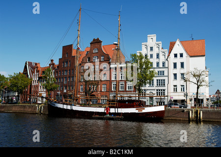 Alten Segelboot liegen vor Anker, alte Giebel Häuser an der Rückseite, Lübeck, Schleswig-Holstein, Deutschland, Europa Stockfoto