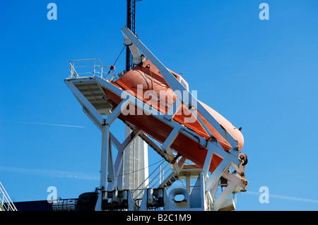 Moderne Rettungsboot auf einem Frachter im Hafen von Lübeck, Schleswig-Holstein, Deutschland, Europa Stockfoto