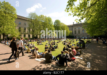 Studenten auf dem Campus der Humboldt-Universität zu Berlin, Deutschland, Europa Stockfoto