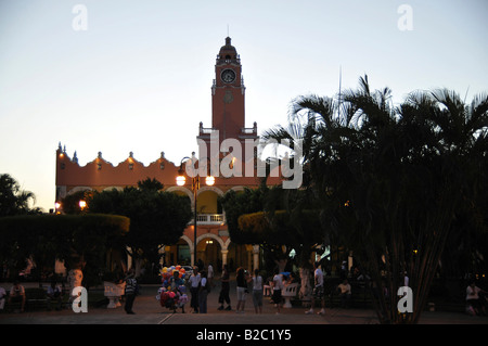 Plaza de la Independencia, Palacio Municipal in der Dämmerung, Merida, Yucatan, Mexiko, Mittelamerika Stockfoto