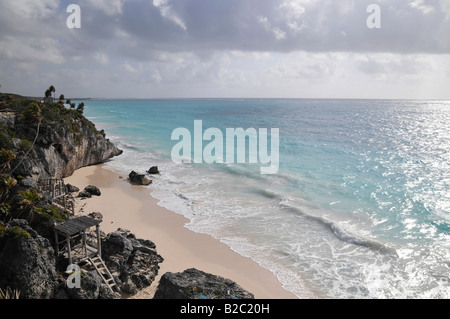 Bucht am Fuße der Burg, El Castillo, Tulum, Maya-Ausgrabungen, Halbinsel Yucatan, Mexiko, Mittelamerika Stockfoto