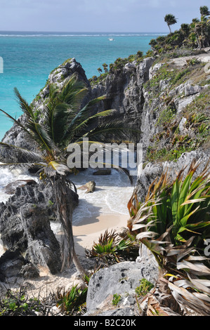 Am Fuße der Burg, El Castillo, Blick, Blick nach Süden, Tulum, Maya-Ausgrabungen, Bucht, Halbinsel Yucatan Stockfoto