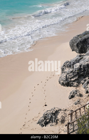 Am Fuße der Burg, El Castillo, Fußspuren im Sand, Tulum, Maya-Ausgrabungen Bucht, Halbinsel Yucatan Stockfoto