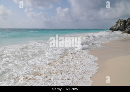 Am Fuße der Burg, El Castillo, Blick, Blick nach Süden, Tulum, Maya-Ausgrabungen, Bucht, Halbinsel Yucatan Stockfoto