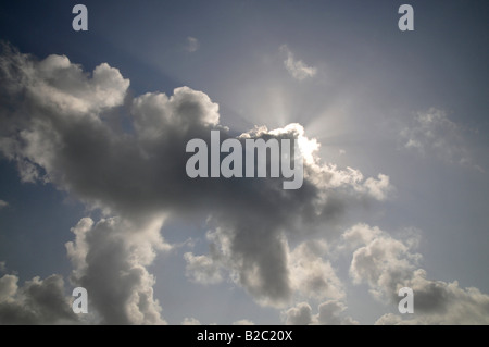 Dramatische Wolkengebilde von der Sonne Strahlen hinter einer Wolke, Quintana Roo, Halbinsel Yucatan, Mexiko, Mittelamerika Stockfoto