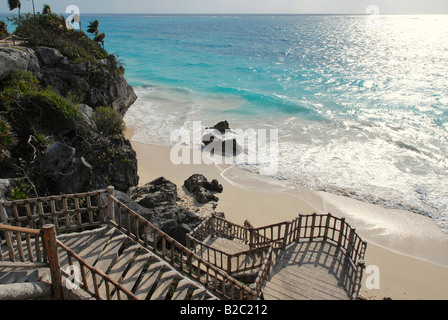 Bucht am Fuße der Burg, El Castillo, Tulum, Maya-Ausgrabungen, Halbinsel Yucatan, Mexiko, Mittelamerika Stockfoto