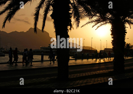 Sonnenuntergang, Promenade in der Stadt Mindelo, Sao Vicente Island, Cape Verde, Afrika Stockfoto