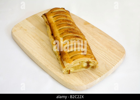 Apfelstrudel auf einem Holzbrett schneiden Stockfoto