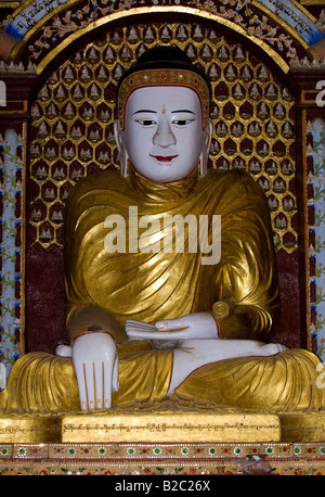 Sitzt der Buddha-Statue vor viele kleine Buddha-Figuren, Thanboddhay Pagode, Monywa, Myanmar, Südostasien Stockfoto