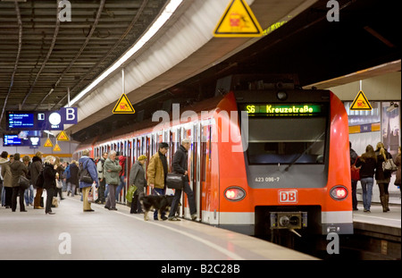 S-Bahn-Zug, Linie S7, Haltestelle Marienplatz Square Station, München, Bayern, Deutschland, Europa Stockfoto