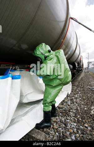 Feuerwehrleute tragen Hazmat Klagen bei der Arbeit während einer Katastrophenschutz zu bohren, in der Nähe von Poing, Bayern, Deutschland, Europa Stockfoto