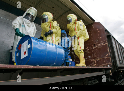 Feuerwehrleute tragen Hazmat Klagen bei der Arbeit während einer Katastrophenschutz zu bohren, in der Nähe von Poing, Bayern, Deutschland, Europa Stockfoto