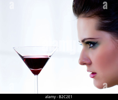 Cocktail-Glas und Profil einer jungen Frau Stockfoto