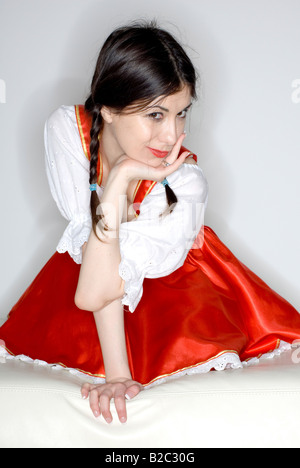 Junge Frau mit zwei Zöpfe tragen ein Dirndl, koketten Blick Stockfoto