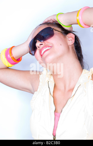 junge Frau mit Sonnenbrille, lachen Stockfoto