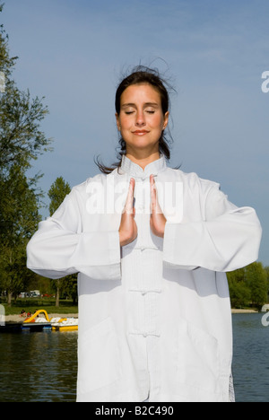Junge Frau, die sich darin üben, Qi Gong Stockfoto